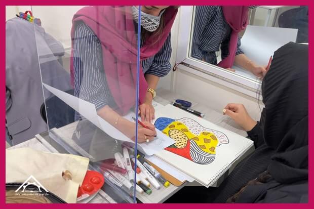 طراحی لباس بر روی کاغذ