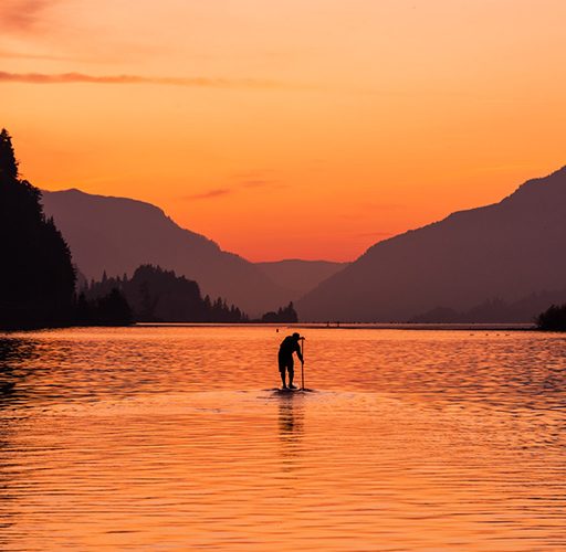 ساعت طلایی و آبی در عکاسی